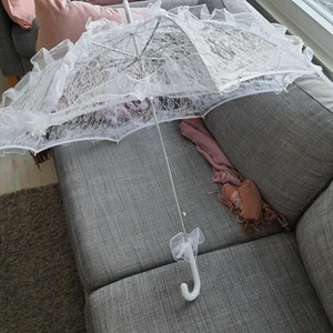 vitt spetsparaply - vitt spetsparaply i nyskick! finns i stockholm, dm för fler bilder, mått eller andra frågor<3 ||| PRIS KAN DISKUTERAS!! ||| 💗🤍💫