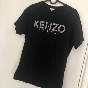 Säljer en kenzo tshirt strl S, nypris 1000
