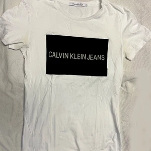 2 Calvin Klein t-shirts  - 1 vit och 1 svart t-shirts från Calvin Klein. 30kr/st ell 50kr för båda. Ev frakt betalas av köparen. 