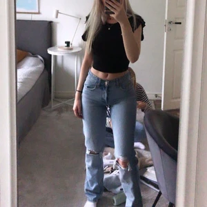 Zara mid waist jeans med hål - Säljer mina fina Zara jeans som jag ej hittar online längre! Storlek 34! Säljer vid högt bud eller snabbaffär