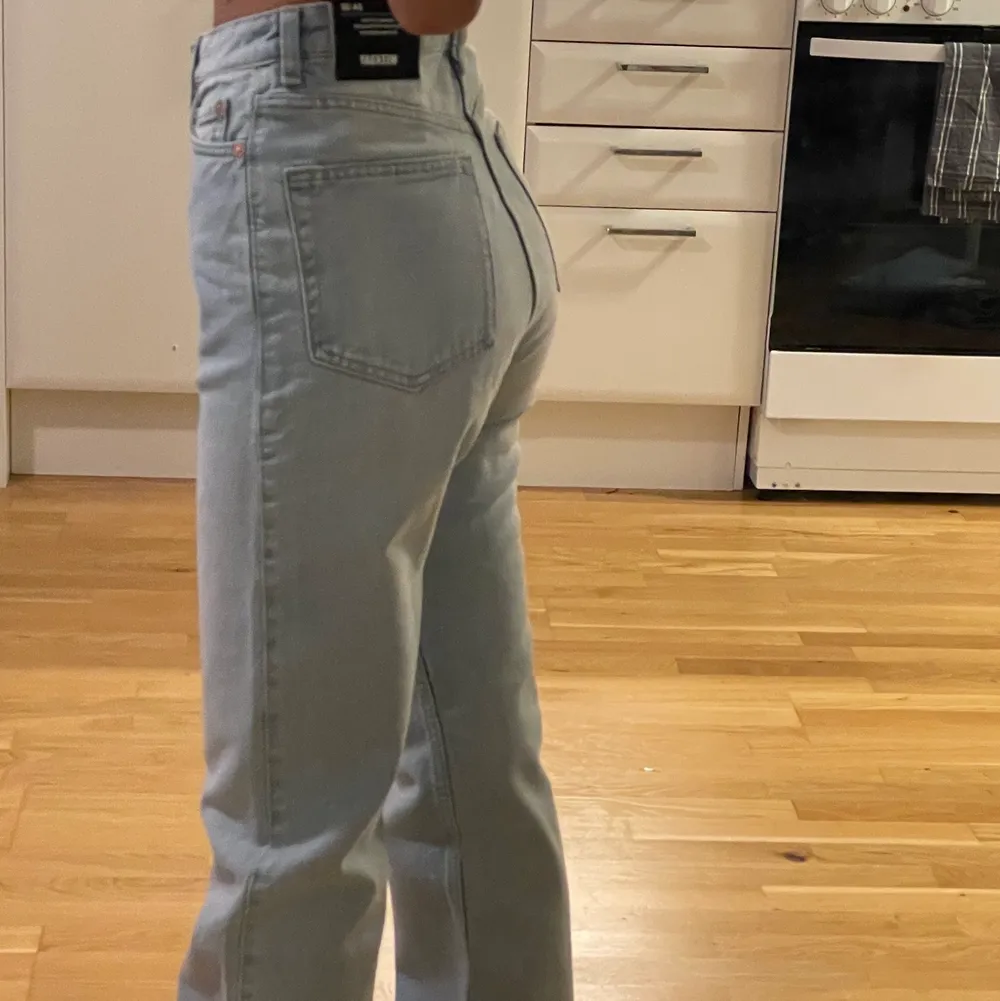 Riktigt fina jeans från Weekday i populära modellen Rowe, stl 24/32 men passar även dem med 25w om man önskar att den skulle sitta väldigt tajt. Helt nya men kommer tyvärr inte till användning. Jag är 163 cm och den sitter lite lpnga på mig men ändå super fina😍✨ (Endast seriöst bud) ❗️köparen står för frakten❗️. Jeans & Byxor.