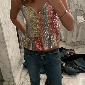 coolaste toppen 😎  - OBS Lånad bild!!! Så snygg tröja i från Zara i storlek S. Coolaste tröjan till sommar kvällarna!💜