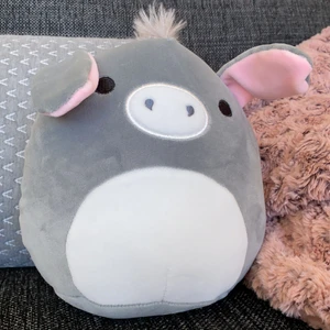 Squishmallow Donkey - Squishmallow som är helt ny från en engelsk hemsida! Den var väldigt dyr eftersom jag fick betala tull och frakt på den. Prutning finns och kontakta mig!! Original priset blev över 400kr. Pratar oss igenom frakt pris. 