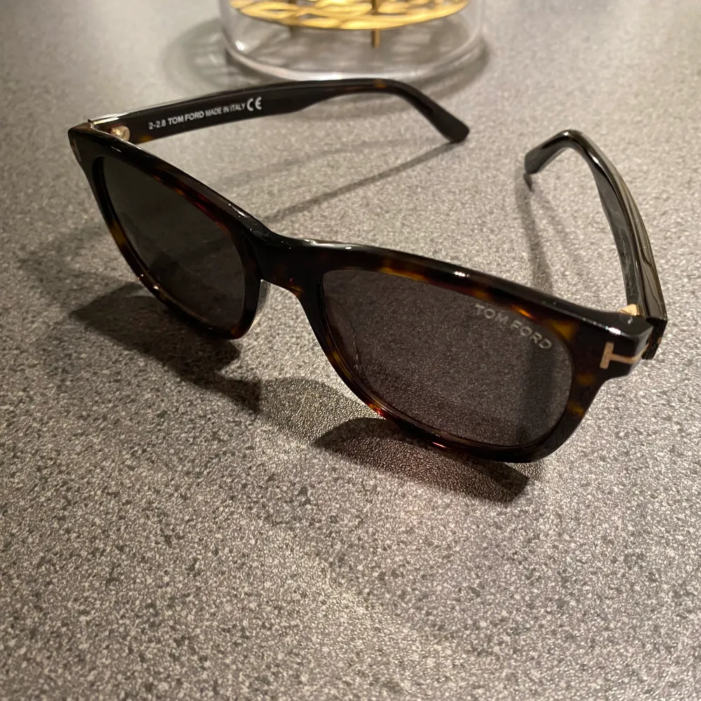 Säljer nu mina Tom Ford solglasögon då jag insett att modellen inte riktigt passar mig.  Köpte dom sommaren 2020 men använda ett fåtal gånger.  Nypris 2800:-. Accessoarer.