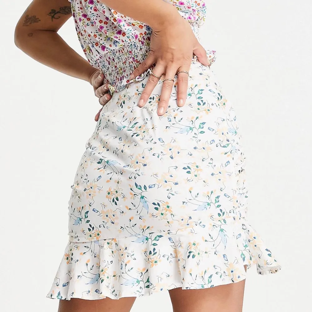 Säljer denna somriga och söta kjol som formar sig fint efter kroppen. Helt ny och aldrig använd. Storlek 34 motsvarande XS-S.. Kjolar.