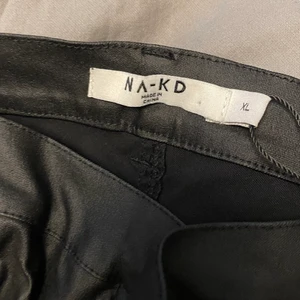Nakd skinn byxor  - Helt nya byxor från NAKD. Byxorna är aldrig använda utan har enbart vart i garderoben och skrynklar ihop sig. Dessa byxor är super fina och passsr perfekt till allt!  Plaggen säljs från ett djur & rökfritt hem och köparen står för frakten som oftast ligger mellan 60-100kr. Kolla in fler plagg på min sida så kan jag samfrakta. (retur gäller inte) 
