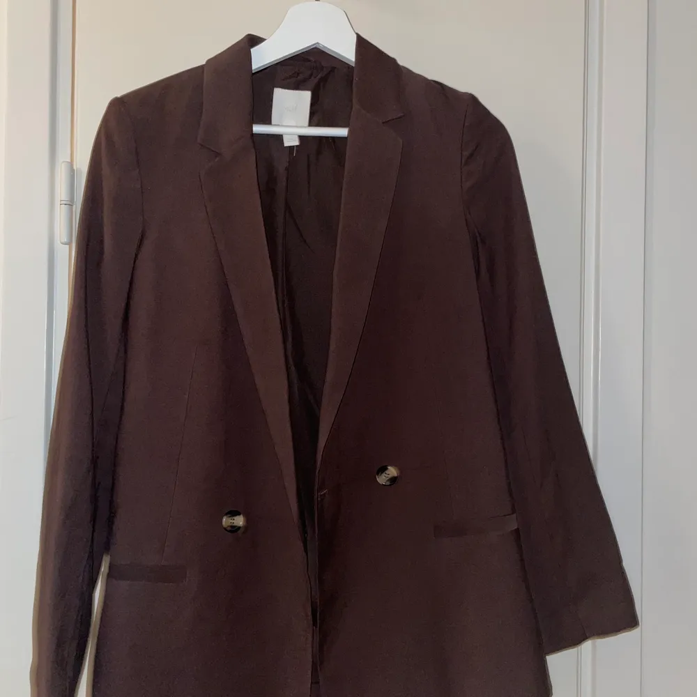 Sjukt snygg brun blazer från HM, storlek 32, men den e oversized så passar mig som brukar ha ca 36. Aldrig använd🤎. Kostymer.