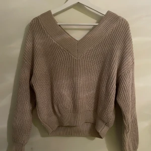 Stickad tröja - Fin beige stickad tröja från NAKD. 