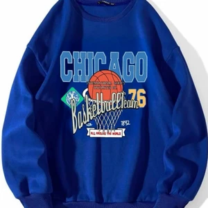 Sweatshirt  - super mysig vintage look sweathshirt!! Bara använts 1 gång då de inte riktigt är min stil! Fortfarande mjuk och mysig inuti, storlek M dom sitter lite oversized på mig som brukar ha S. Skriv privat för fler och egna bilder. 💙