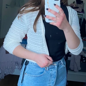 Vit kofta - Frakt tillkommer, men bor du i Uppsala kan vi mötas upp istället. Använd 2-3 gånger. Passar perfekt över klänningar eller bara över en vanlig t-shirt.