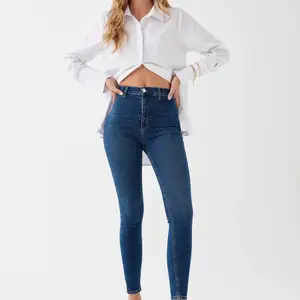 roya jeans från gina tricot. finns inte ett köpa i butik längre. storlek 32. byxorna är mörkblåa och använda, men inga märken eller något slitage. 