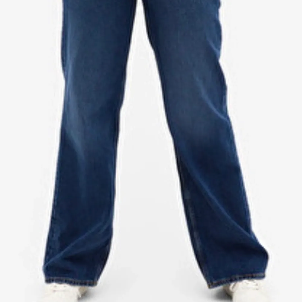 Hej! Säljer dessa monki Yoko jeans som jag användt max 5 ggr! Köpt för ett tag sen men känner att det inte riktigt är min stil längre. De är lite slitna där nere, skriv för bilder❤️. Jeans & Byxor.
