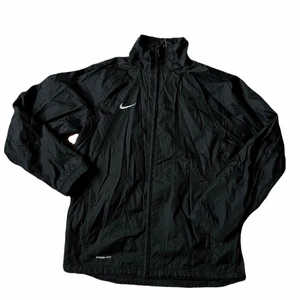 Windbreaker - Nike windbreaker! Jättefint skick, använd några gånger bara. Står storlek xl men skulle säga att den sitrer mer som en S/liten M! Frakten kostar 66kr spårbart ♟
