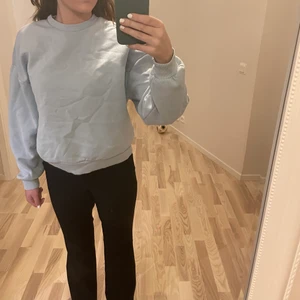 Sweatshirt  - Säljer den här fina blåa sweatshirten ifrån  Gina den är i ny skick eftersom jag bara har änvänt den några få gånger 