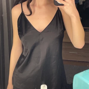 Satinlinne Zara - Har sytt upp banden, på bilden har jag dragit ut banden så mycket som det går