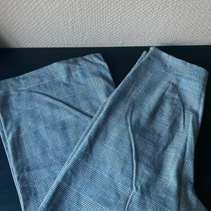 Vida kostymbyxor - Zara - Ett par från början hängselbyxor som jag sytt om till kostymbyxor. De är svart vit rutiga ifrån Zara. Väl använda! Samfraktar gärna!