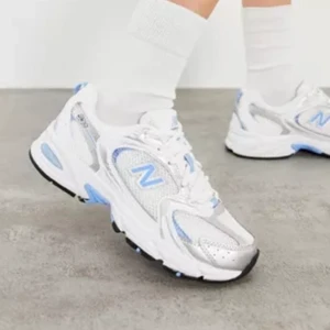 New Balance 530 - Säljer nu tyvärr mina as snygga New balance 530 skor i ljus blå. Säljer pga dem är för små då jag vanligtvis har 38+. Dem är i super skick, och bara använda ett fåtal gånger! Vid frågor eller fler bilder kontakta privat💕 Köpta för 1029kr