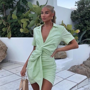 ZARA SOMMARKLÄNNING - Säljer denna super snygga zara klänning i strl XS med lappar kvar! Sömnen har gått lite upp vid dragkedjan, MEN inget som påverkar funktionen av dragkedjan( den var så när jag köpte den) tyvärr för liten för mig så har inga egna bilder med den på. Skriv för fler egna bilder💖