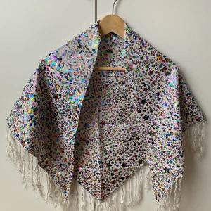 Metallic sjal från Topshop - Jättefin sjal med flerfärgade metallic stjärnor från Topshop. Trekantig modell. Material enligt bild. Lite skrynklig men annars ingenting att anmärka på.