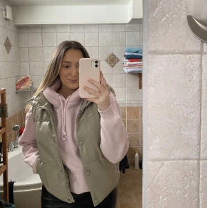 Beige väst  - En beige väst från Zara, rätt så tjockt material och är ”skinn” liknande. Bara tagit bort prislappen och använd 1 gång