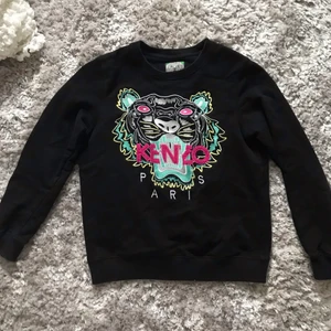 Kenzo tröja  - Snygg Kenzo tröja, givetvis äkta!❤️‍🔥 Passar Xs-M. Ny pris 1800kr