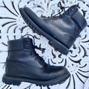 Boots från Timberland i storlek 38. Material av läder i svart, skon är även vattentät.