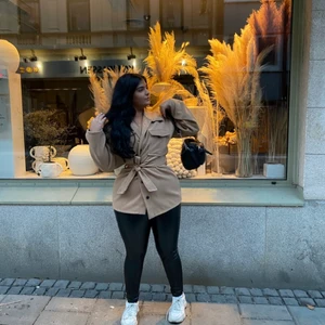 Höstjackan  - Storlek 38 från Bohoo säljer den för 300kr MEN pris kan absolut diskuteras 