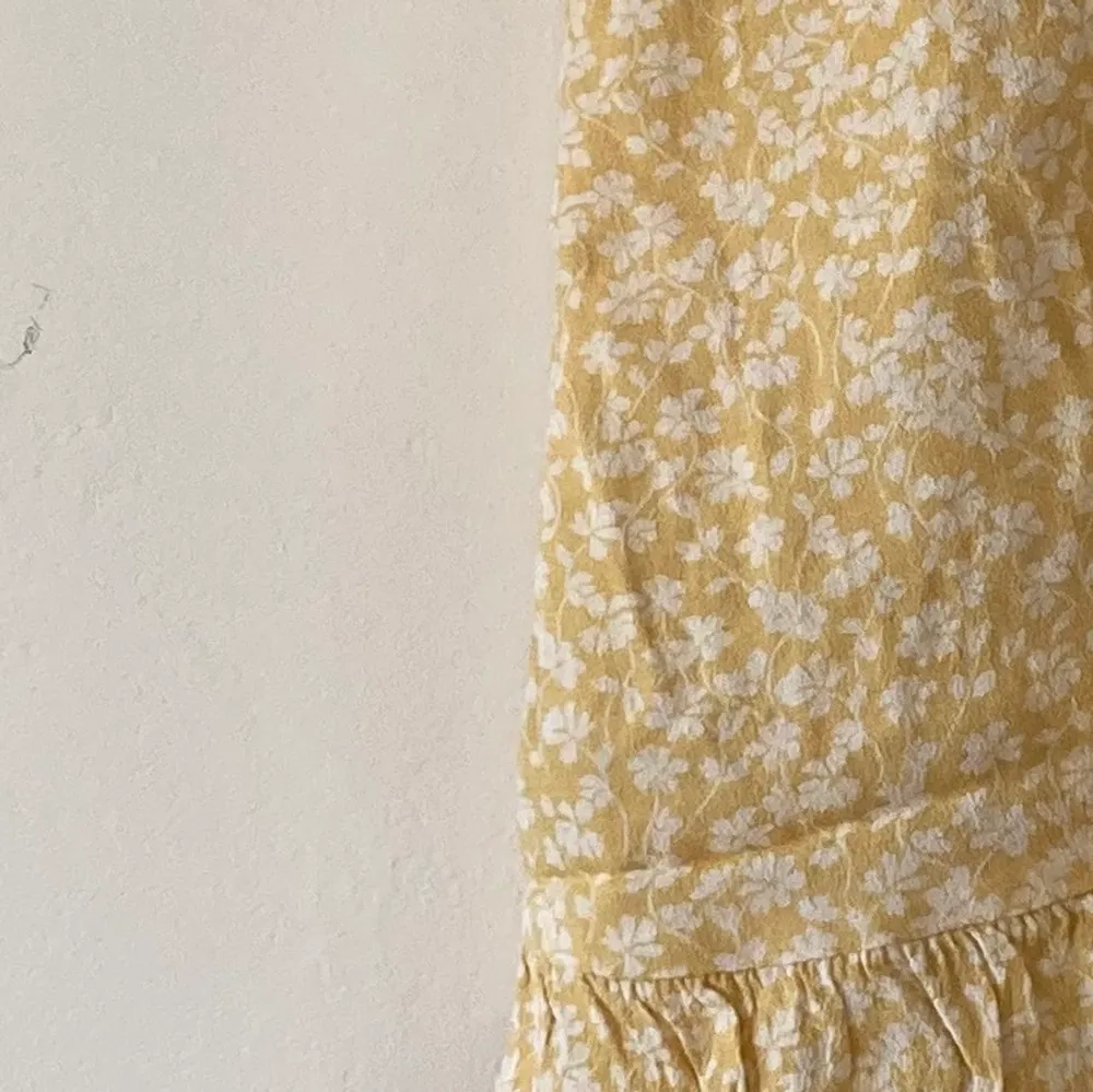 En gul omlottkjol från lindex som inte längre är min stil. Den är småblommig och sista bilden visar bäst färgen i verkligheten. Eftersom man kan knyta hur man vill passar den xS till L men är i storleken M. Frakt står köparen för 💚🍋🐢😇. Kjolar.