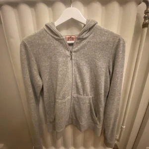 Juicy Couture tröja med luva  - Tröjan är storlek L men passar mig som är S/M. Mkt bra skick! Priset kan diskuteras! 