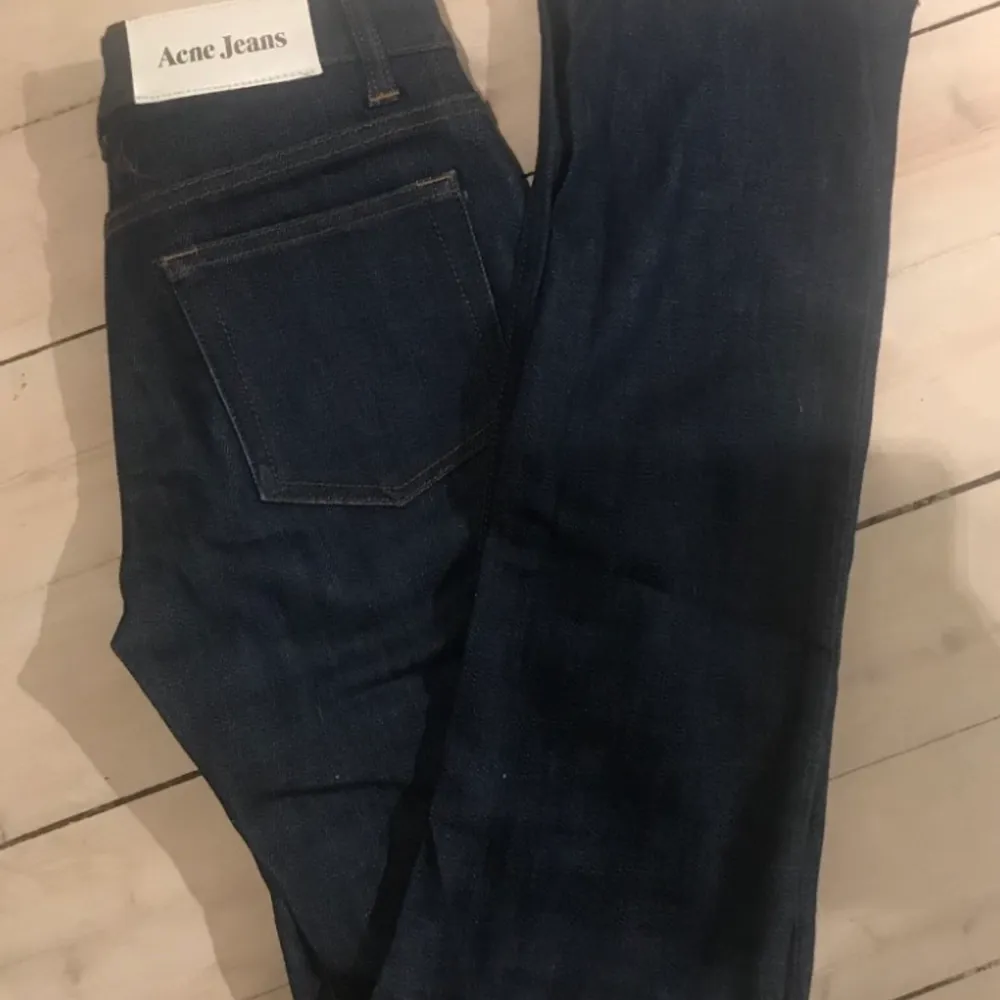 Sjuk snygga Acne Jeans i mycket fint skick. De straight leg med låg midja och W25 L32. Säljer pga att de inte kommer till användning hos mig!😊 Nypris ca 2500kr. Om du vill se fler bilder så är det bara att fråga🥰. Jeans & Byxor.