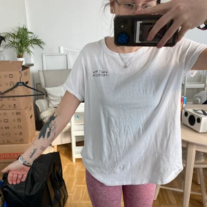 Tröja i XL som är som en M - Nyskick, vit t-shirt från new yorker i XL men sitter som en M. 20kr + frakt 