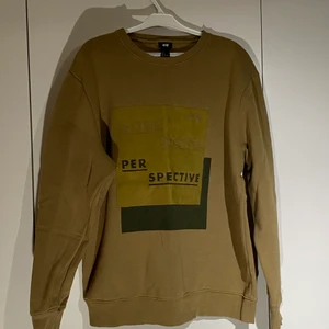 Sweatshirt  - Mörkgrön sweatshirt från H&M, ny skick då jag knappt använt den. 