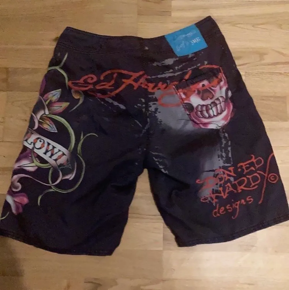 Coola ed hardy badshorts, priset är ej diskuterbart och skickas samma dag som köpt. Bra storlek lite oversized . Shorts.