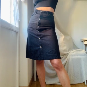 Jeanskjol - Jeanskjol från The Editors Market. Sjukt skön men kommer aldrig till användning. Ganska liten i midjan. Kolla gärna in mina andra produkter! 1 för 150, 2 för 200, 3 för 250