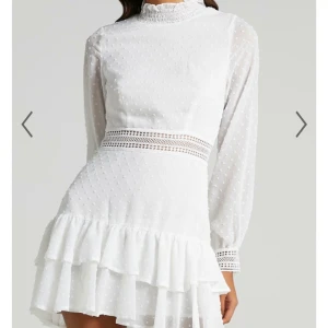 Studentklänning  - Säljer denna studentklänning:) (tyvärr tycker den är skit fin lol) men den här var tyvärr lite för stor i midjan. Använder oftast M på kläder men just denna klänning satt som en ”riktig” M ska sitta och blev därför lite för stor i midjan. Den är oanvänd och finns i orginalförpackning. Skickar gärna bilder till intresserade:) köptes för 460 och säljs för 400, tack och bock:) 