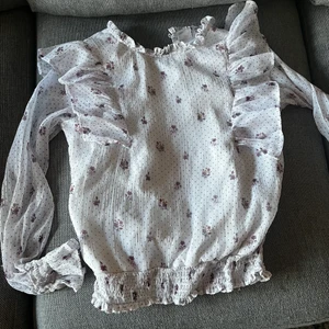 Sommar topp säljes😍 - Inte använd på ett år, annars bra skick första bud blir det, lägst 50kr då den är skit snygg till kjol, köpt för mkt😍