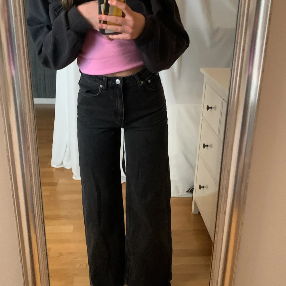 Säljer dessa Svatra weekday jeans i modellen Ace som är helt slutsålda på weekday, de är använda endast ett få antal gånger och säljer dom för att dom är lite för korta på mig som är 177cm💖. Jeans & Byxor.