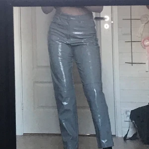 Unika gråa lackbyxor👿👾👽 - Använda knappt 3 gånger, mycket fint skick, straight legg, storlek 36⚡️⚡️