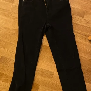 Svarta Manchester byxor fårn Kappahl  - Svarta Manchester som är för små på mig i längden. skulle säga att de är i storleken s. Kan inte vissa bild med den på för de är för små på längden jag är 183. Använt dem få gånger. Jag tar 100 kr för dem och drakmer få man själv betala. 