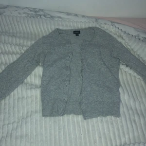 Tröja - Grå fin knapp tröja