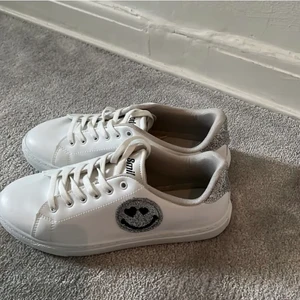 Smiley skor  - Säljer dessa snygga populära smiley skor, då de tyvärr var försmå för mig. Endast testade och i ny skick! 