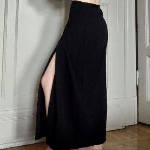 svart omlottkjol maxi - en svart omlottkjol i tunt, texturerat tyg. perfekt skick. kjolens LÄNGD: 96 cm. kjolens OMKRETS: 103 cm. storleken är justerbar. Jag möts upp i Malmö, annars betalar köparen en mindre summa för frakt. DMa för frågor/detaljer osv 💌