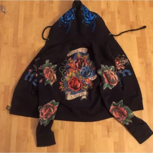 Ed hardy hoodie -  Säljer min fina Ed hardy hoodie i as bra skick. Storlek M men skulle säga att det är S. säljer den då den är för liten på mig. Alla rhinestones är kvar! Det ända är att dragkedjan är lite sönder men funkar ibland.❣️