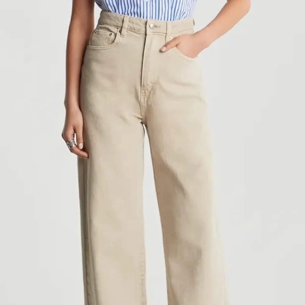 Jeans från Gina tricot i modellen Idun. Slutsålda överallt. Använda få gånger, mycket bra skick. Köparen står för eventuell frakt ✨. Jeans & Byxor.