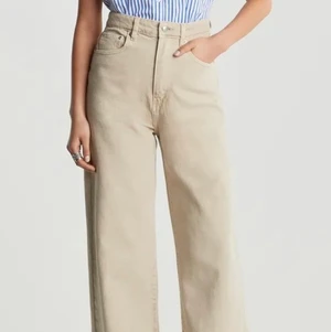 Jeans  - Jeans från Gina tricot i modellen Idun. Slutsålda överallt. Använda få gånger, mycket bra skick. Köparen står för eventuell frakt ✨