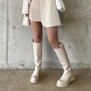 Beige boots strlk 36 - Använda fåtal ggr. Tvättas innan jag skickar iväg till kund. Köpta utomlands i Spanien.