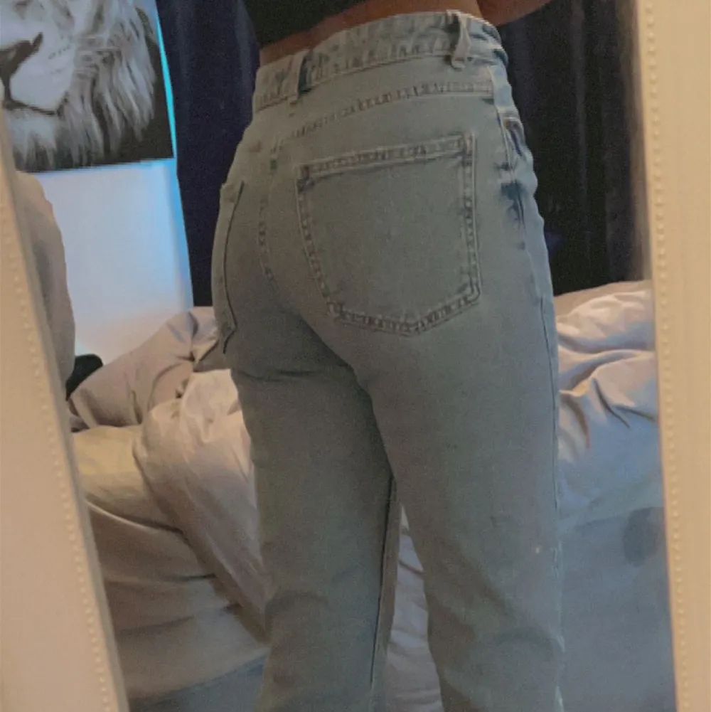Blå jeans, högmidjad, ganska korta vid benen . Jeans & Byxor.