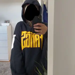 Oversized hoodie som har ett litet hål på luvan (men som inte syns så mycket) är som en M ❤️ 