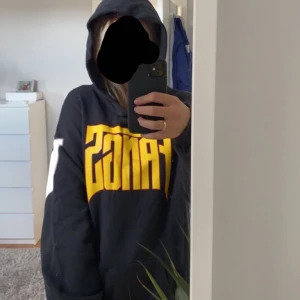 Hoodie - Oversized hoodie som har ett litet hål på luvan (men som inte syns så mycket) är som en M ❤️ 
