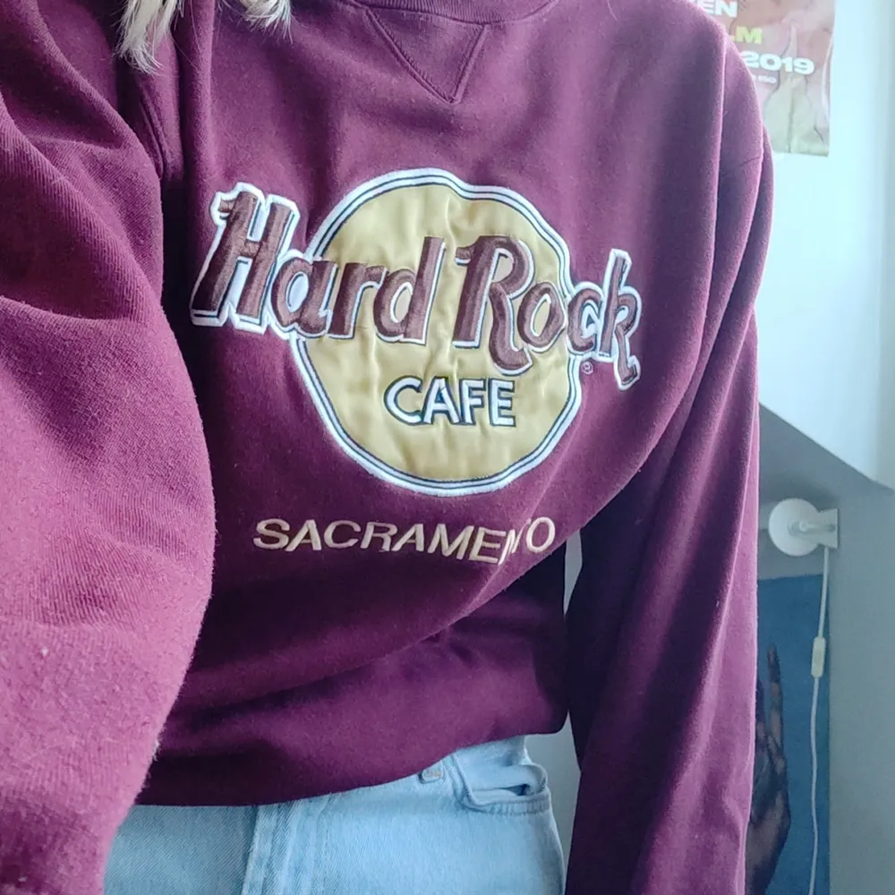 säljer denna collegetröja med hard rock cafe tryck!! den är ganska välanvänd och noprig men i övrigt bra skick :) då jag köpte i andrahand är jag osäker på storleken men skulle säga L/XL. passar superbra och är oversized på mig ♡. Tröjor & Koftor.